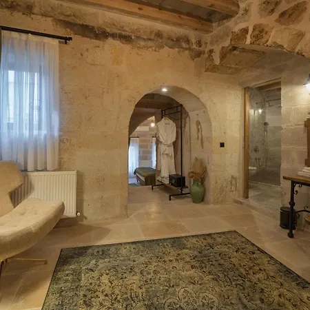 Sun Point Cave House Hotel *