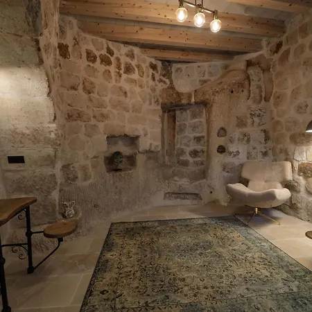 Sun Point Cave House *