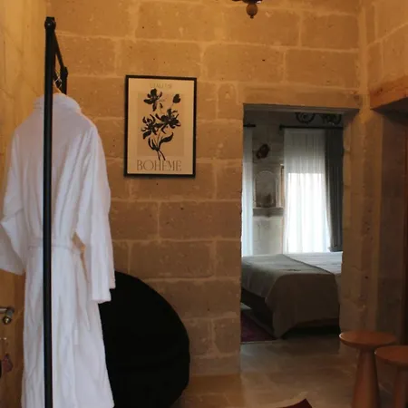 Sun Point Cave House Hotel *