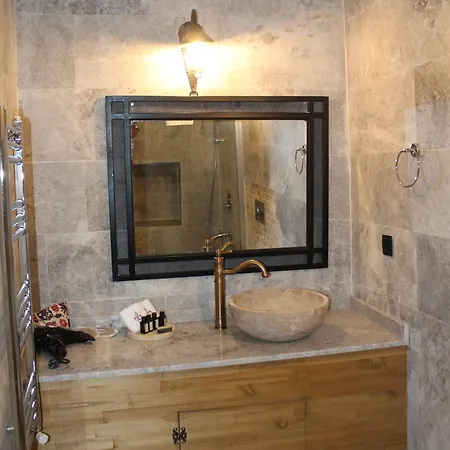 Sun Point Cave House Hotel *