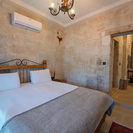 Sun Point Cave House *