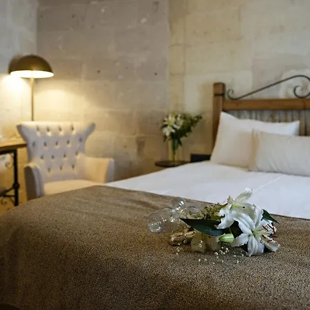 Sun Point Cave House Hotel *