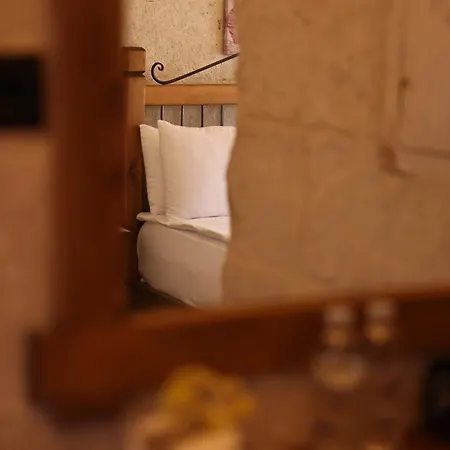 Sun Point Cave House Hotel *