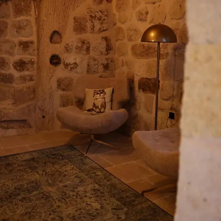 Sun Point Cave House Hotel *